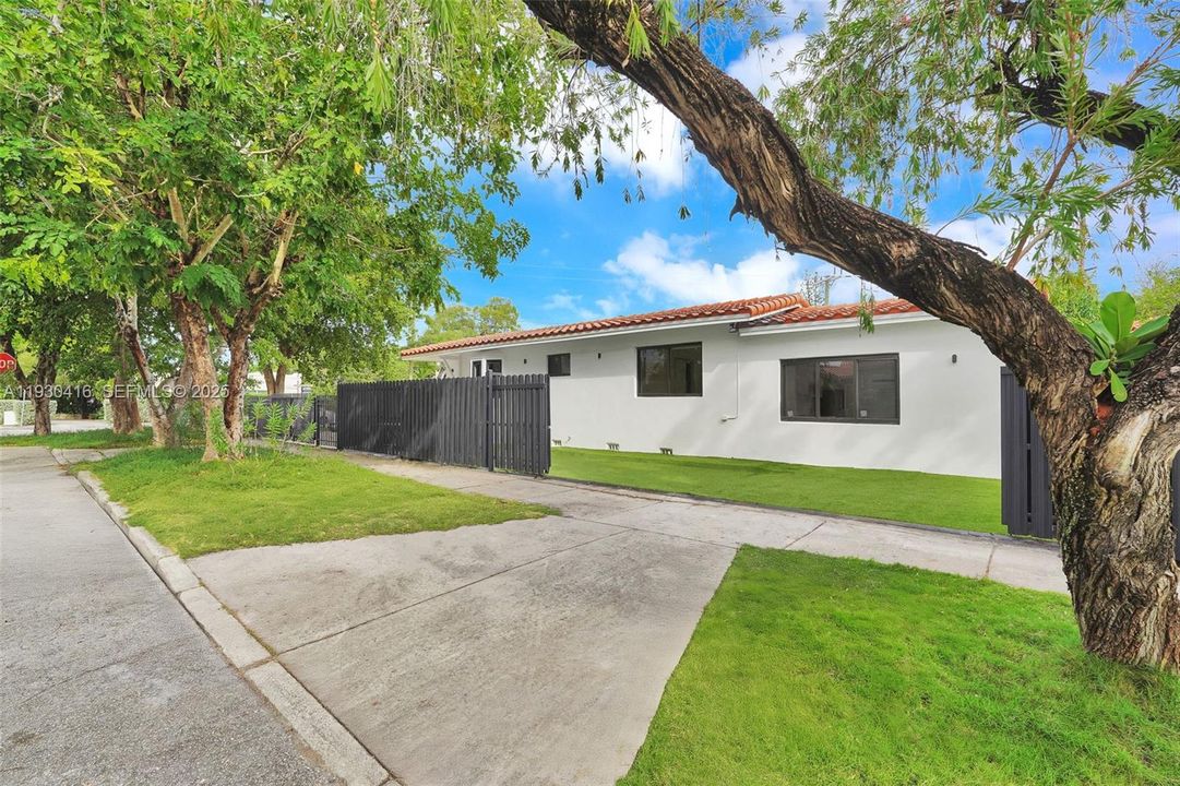 待售: $1,600,000 (5 贝兹, 4 浴室, 2108 平方英尺)