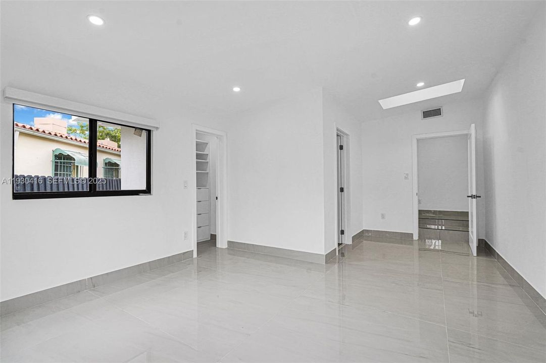 待售: $1,600,000 (5 贝兹, 4 浴室, 2108 平方英尺)