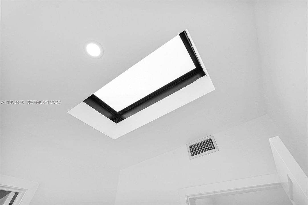 待售: $1,600,000 (5 贝兹, 4 浴室, 2108 平方英尺)