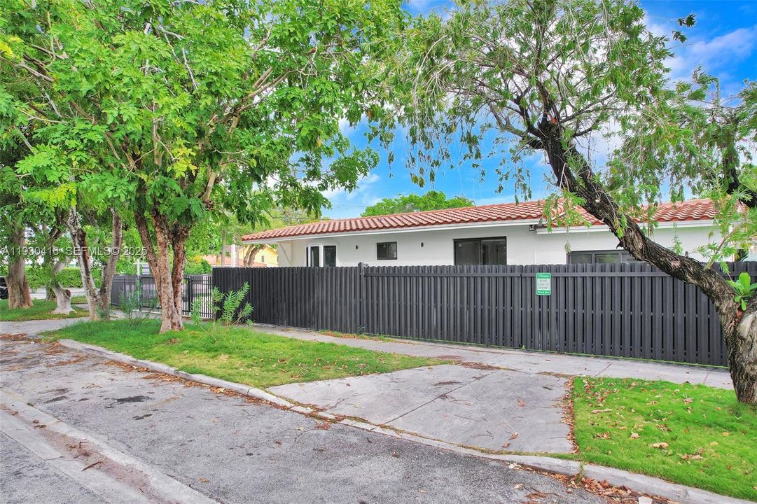 待售: $1,600,000 (5 贝兹, 4 浴室, 2108 平方英尺)