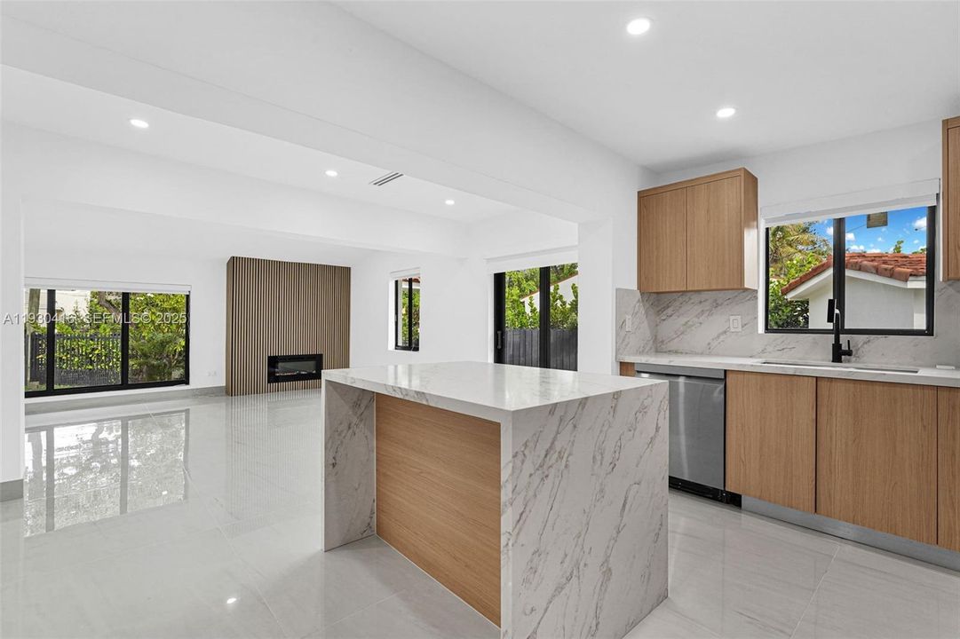 待售: $1,600,000 (5 贝兹, 4 浴室, 2108 平方英尺)