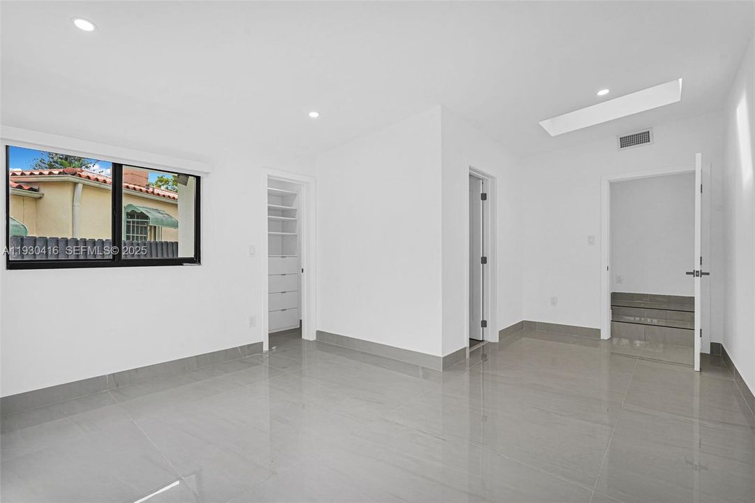 待售: $1,600,000 (5 贝兹, 4 浴室, 2108 平方英尺)