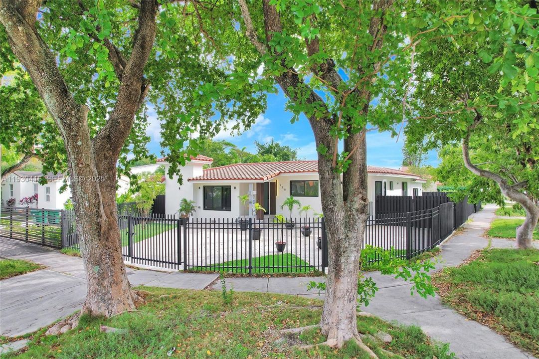 待售: $1,600,000 (5 贝兹, 4 浴室, 2108 平方英尺)