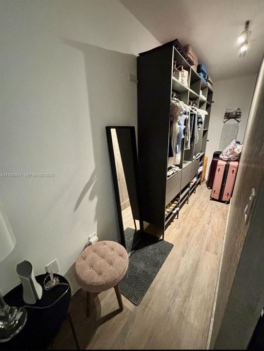 For Sale: $249,000 (1 beds, 1 baths, 568 Square Feet)