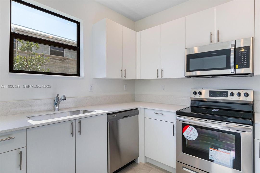 For Rent: $2,700 (3 beds, 2 baths, 1796 Square Feet)