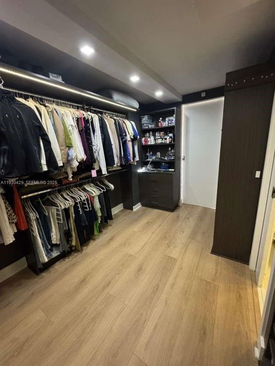 For Sale: $549,000 (2 beds, 2 baths, 1469 Square Feet)