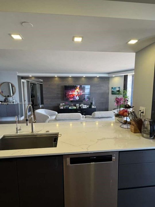 For Sale: $549,000 (2 beds, 2 baths, 1469 Square Feet)