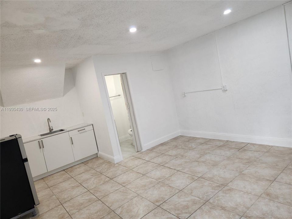 For Rent: $1,500 (1 beds, 1 baths, 1925 Square Feet)