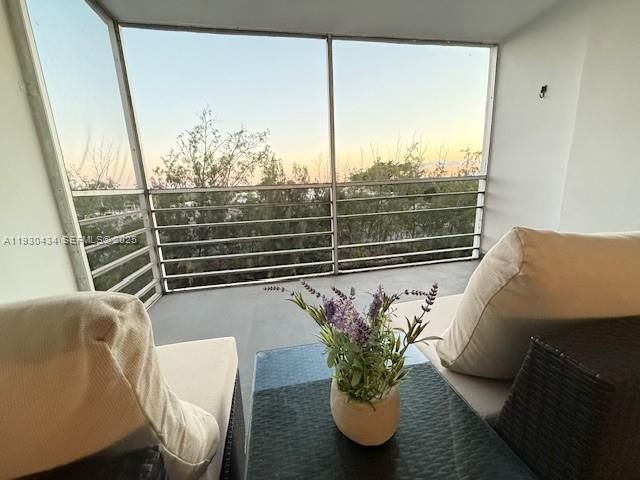 For Sale: $199,500 (1 beds, 1 baths, 865 Square Feet)