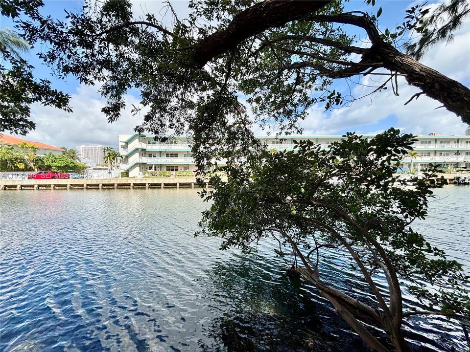 For Sale: $199,500 (1 beds, 1 baths, 865 Square Feet)