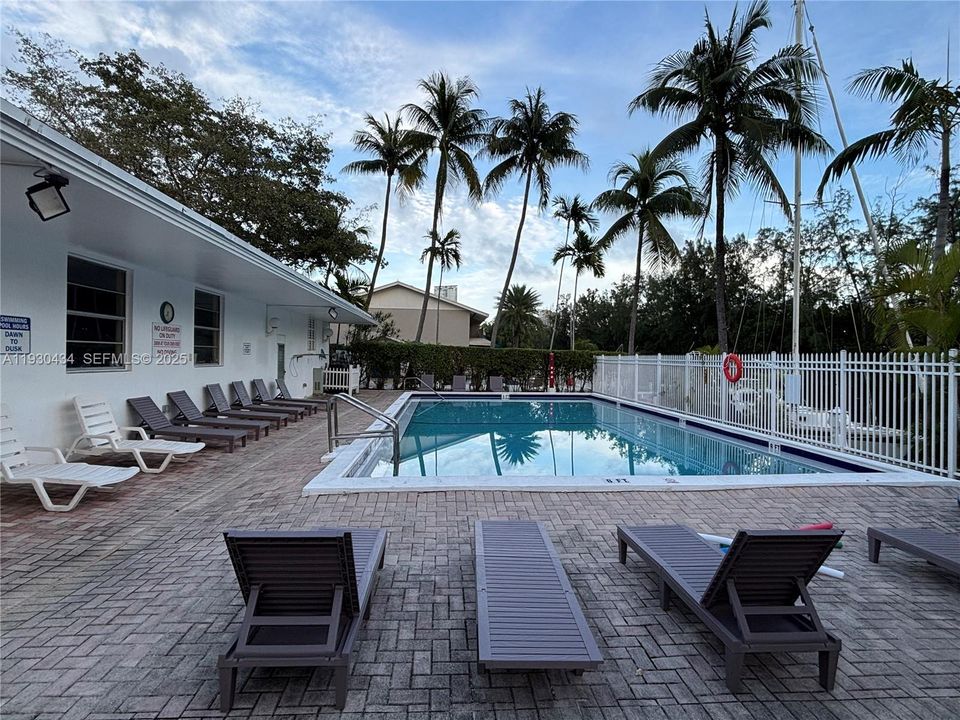 For Sale: $199,500 (1 beds, 1 baths, 865 Square Feet)