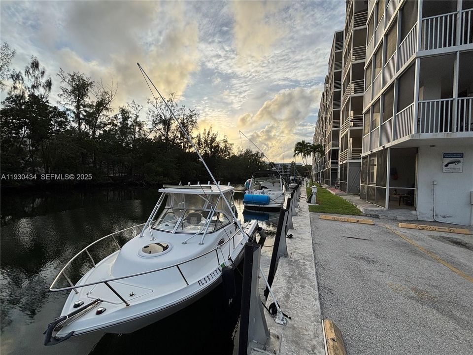 For Sale: $199,500 (1 beds, 1 baths, 865 Square Feet)