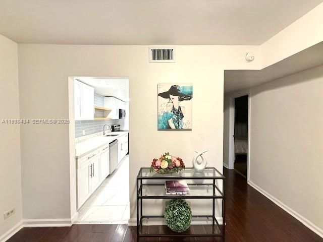 For Sale: $199,500 (1 beds, 1 baths, 865 Square Feet)