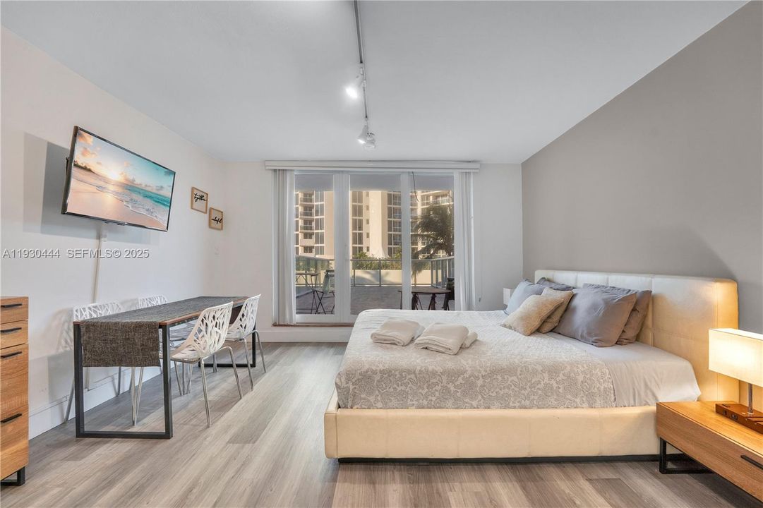 For Sale: $200,000 (0 beds, 1 baths, 360 Square Feet)