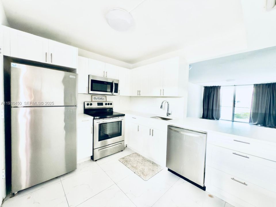 For Rent: $1,800 (1 beds, 1 baths, 898 Square Feet)