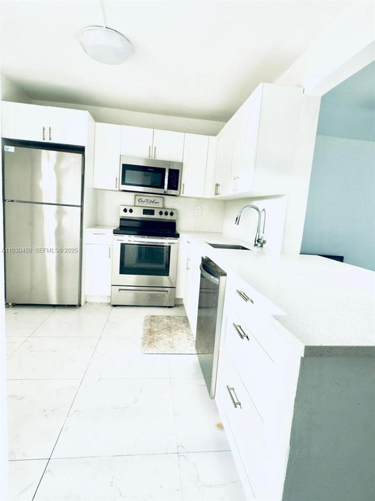 For Rent: $1,800 (1 beds, 1 baths, 898 Square Feet)