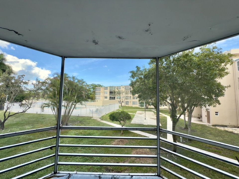 For Rent: $1,800 (1 beds, 1 baths, 898 Square Feet)