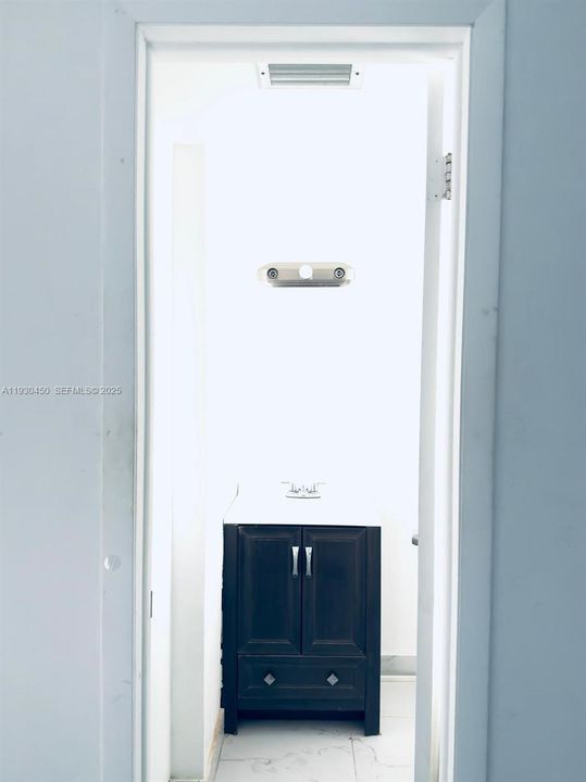 For Rent: $1,800 (1 beds, 1 baths, 898 Square Feet)