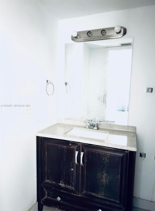 For Rent: $1,800 (1 beds, 1 baths, 898 Square Feet)