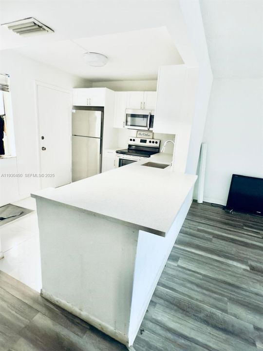 For Rent: $1,800 (1 beds, 1 baths, 898 Square Feet)