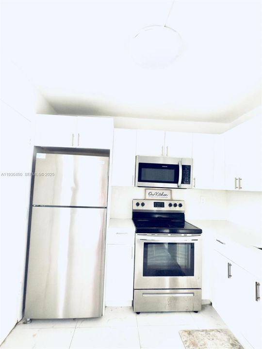 For Rent: $1,800 (1 beds, 1 baths, 898 Square Feet)