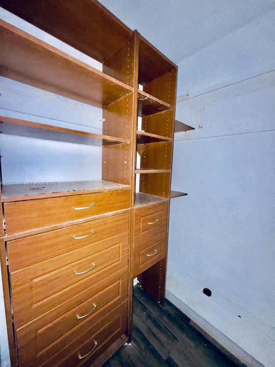 For Rent: $1,800 (1 beds, 1 baths, 898 Square Feet)