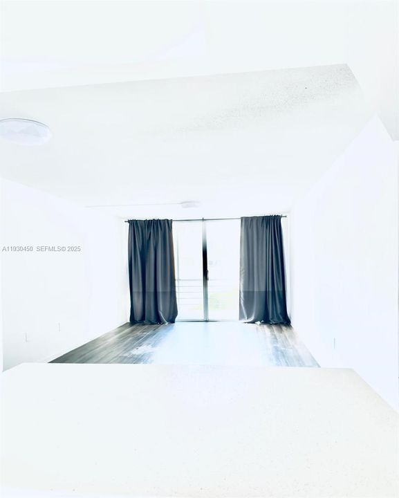 For Rent: $1,800 (1 beds, 1 baths, 898 Square Feet)