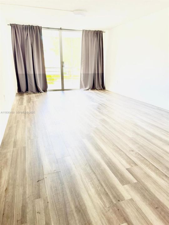 For Rent: $1,800 (1 beds, 1 baths, 898 Square Feet)