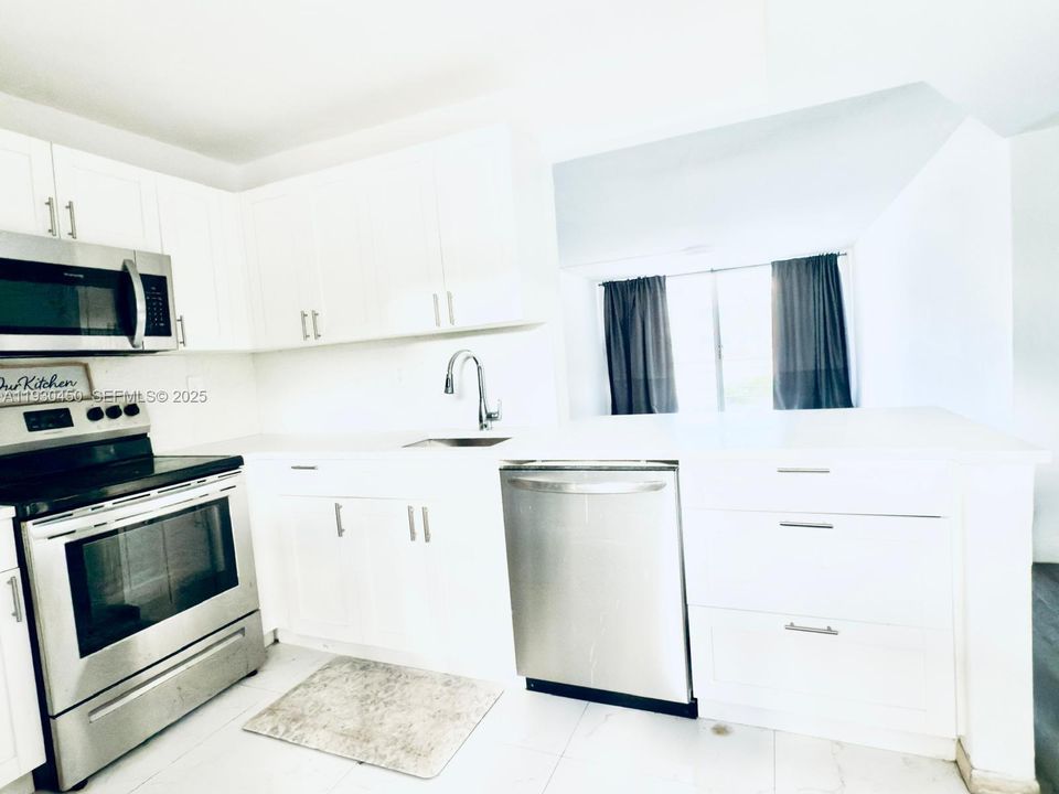 For Rent: $1,800 (1 beds, 1 baths, 898 Square Feet)