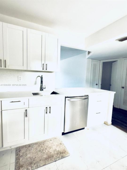 For Rent: $1,800 (1 beds, 1 baths, 898 Square Feet)
