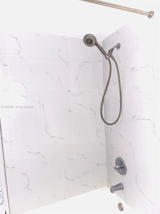 For Rent: $1,800 (1 beds, 1 baths, 898 Square Feet)