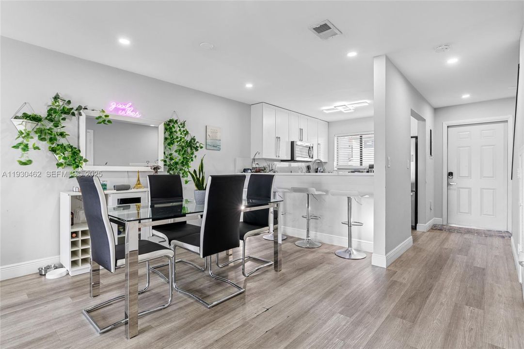 For Rent: $2,600 (2 beds, 2 baths, 1185 Square Feet)