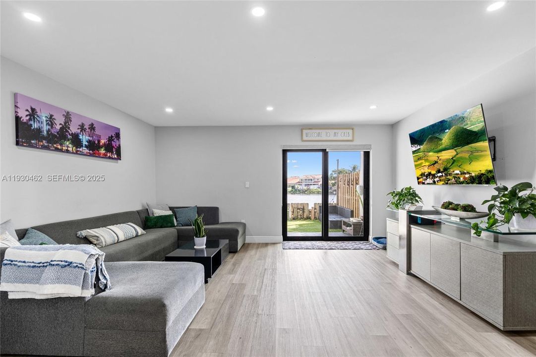 For Rent: $2,600 (2 beds, 2 baths, 1185 Square Feet)