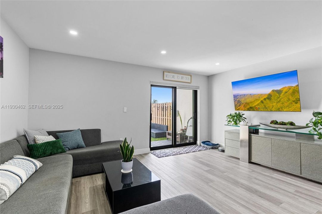 For Rent: $2,600 (2 beds, 2 baths, 1185 Square Feet)