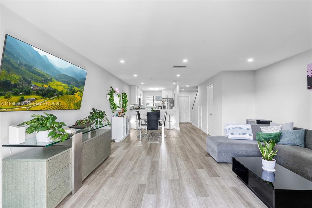 For Rent: $2,600 (2 beds, 2 baths, 1185 Square Feet)