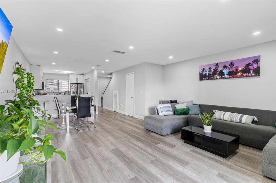 For Rent: $2,600 (2 beds, 2 baths, 1185 Square Feet)