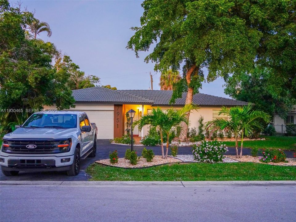 For Rent: $3,850 (3 beds, 2 baths, 1374 Square Feet)