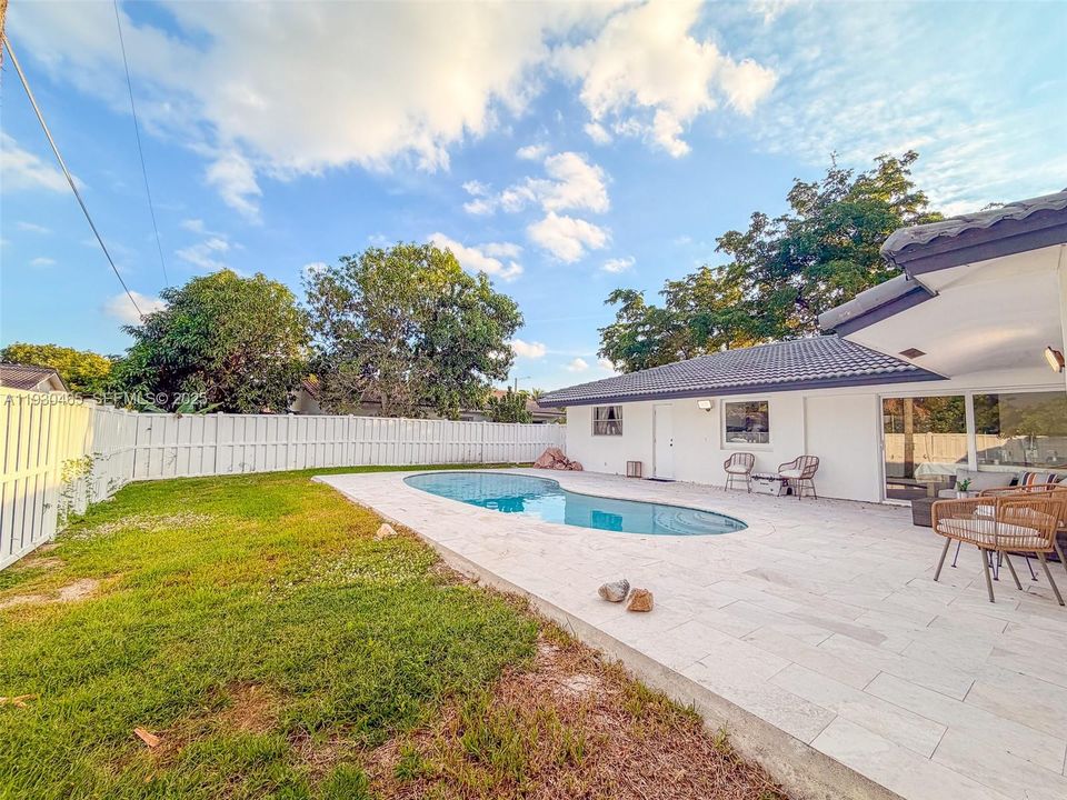 For Rent: $3,850 (3 beds, 2 baths, 1374 Square Feet)