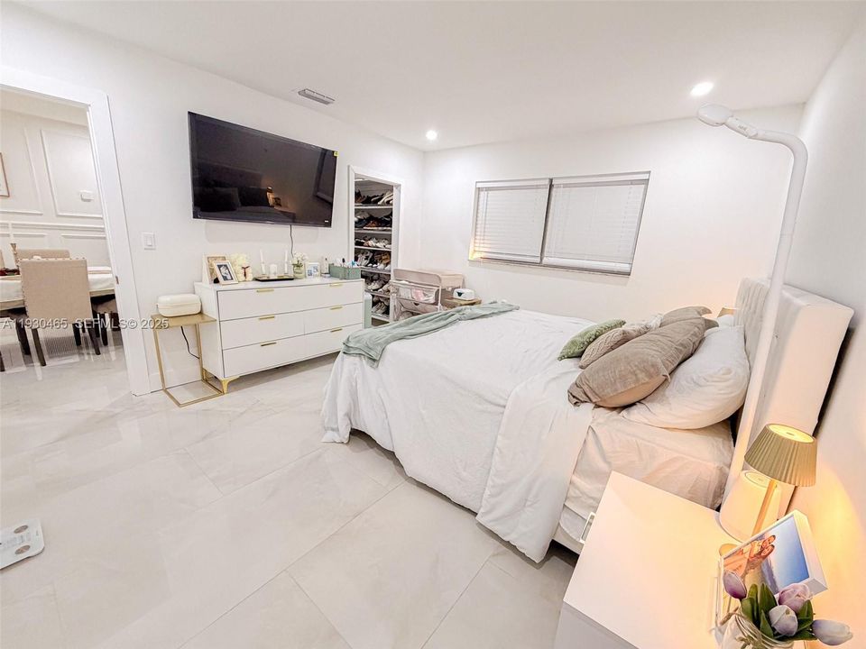 For Rent: $3,850 (3 beds, 2 baths, 1374 Square Feet)