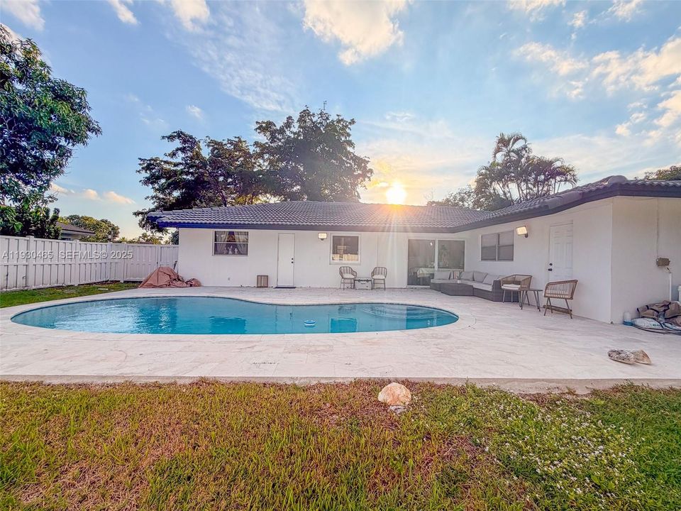 For Rent: $3,850 (3 beds, 2 baths, 1374 Square Feet)