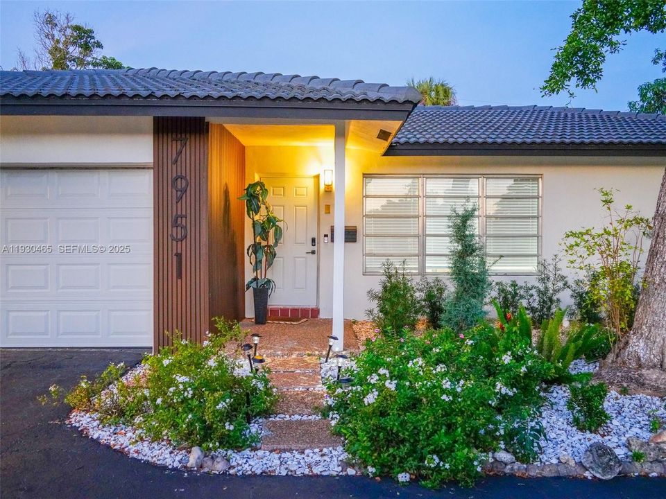 For Rent: $3,850 (3 beds, 2 baths, 1374 Square Feet)