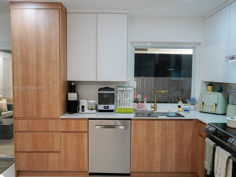 For Rent: $3,850 (3 beds, 2 baths, 1374 Square Feet)