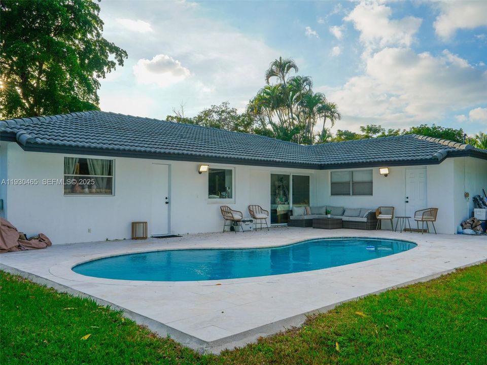 For Rent: $3,850 (3 beds, 2 baths, 1374 Square Feet)