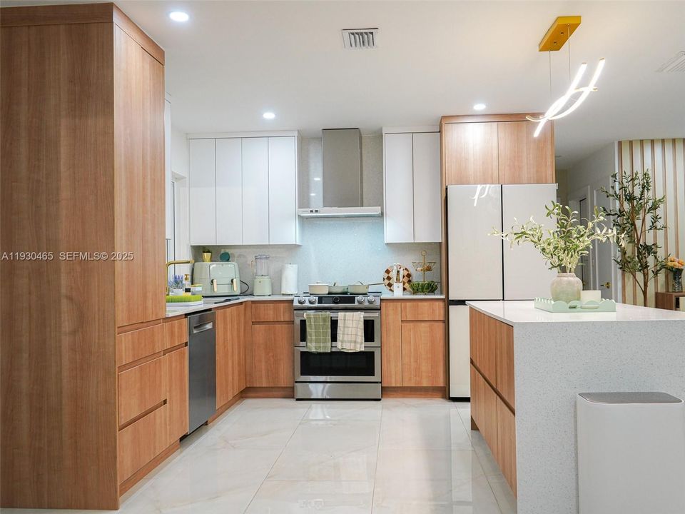 For Rent: $3,850 (3 beds, 2 baths, 1374 Square Feet)