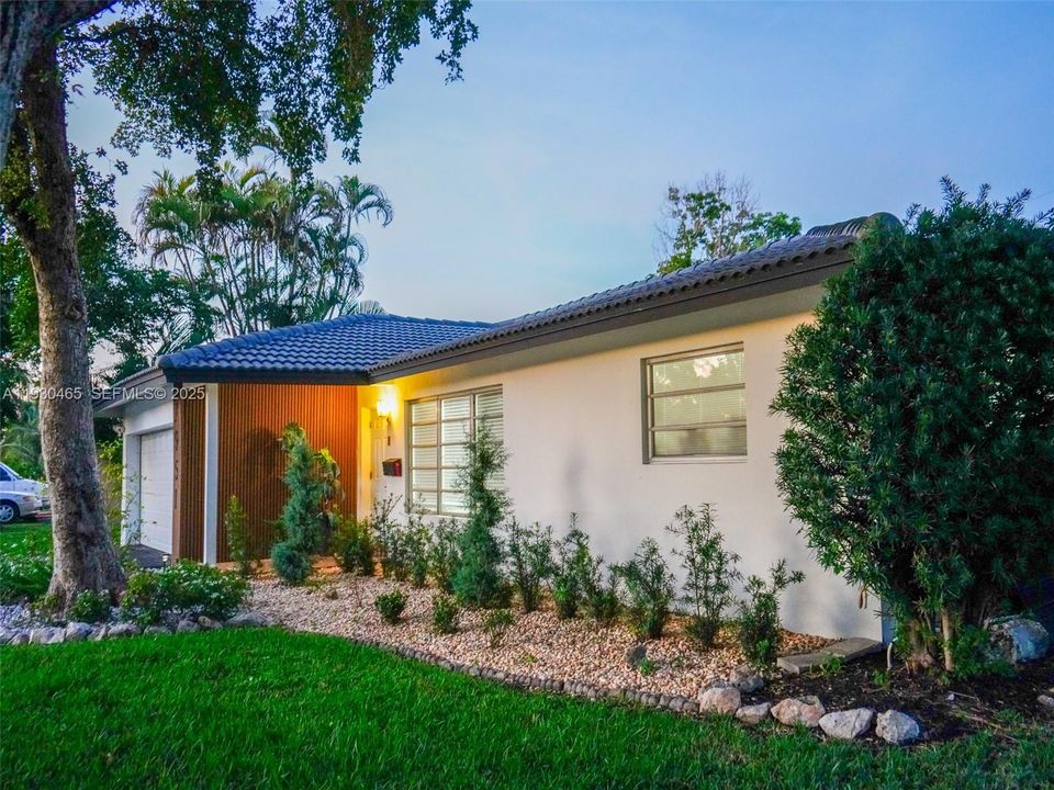 For Rent: $3,850 (3 beds, 2 baths, 1374 Square Feet)