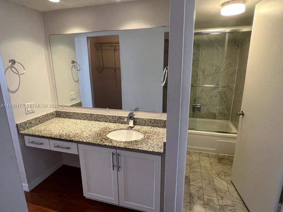 For Sale: $535,000 (2 beds, 2 baths, 1030 Square Feet)