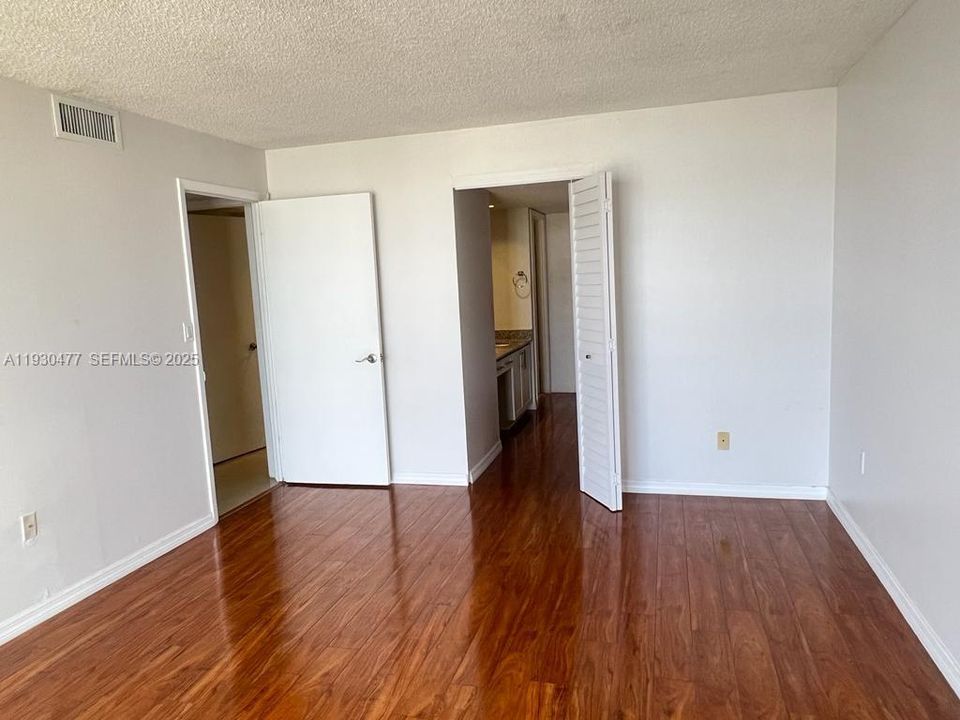 For Sale: $535,000 (2 beds, 2 baths, 1030 Square Feet)