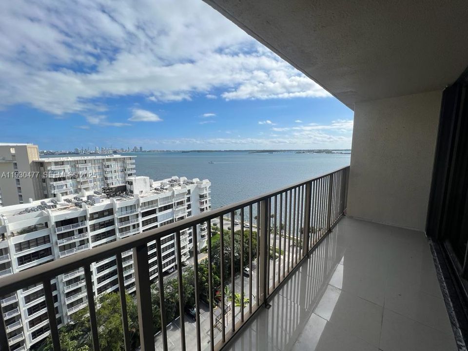 For Sale: $535,000 (2 beds, 2 baths, 1030 Square Feet)