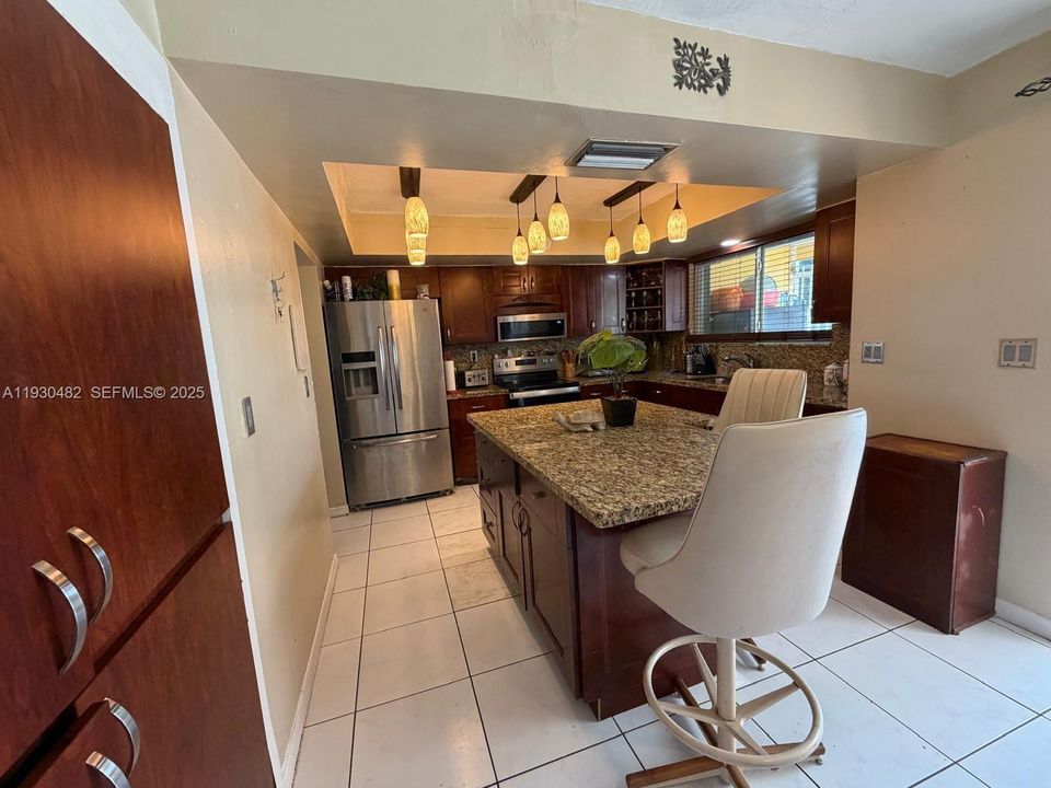 待售: $570,000 (5 贝兹, 3 浴室, 1755 平方英尺)