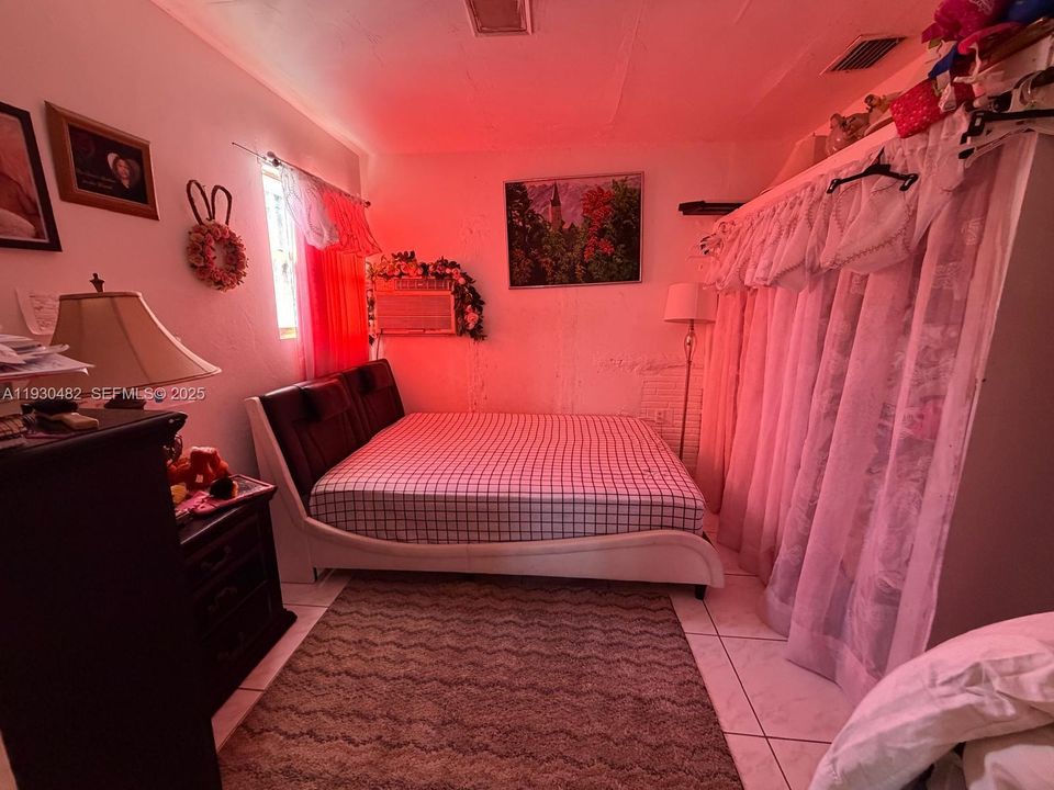 待售: $570,000 (5 贝兹, 3 浴室, 1755 平方英尺)